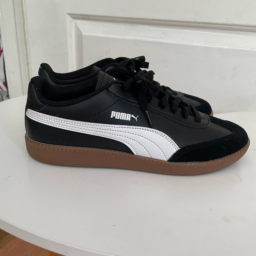 Puma Men's Black and White Sneakers with Brown Sole